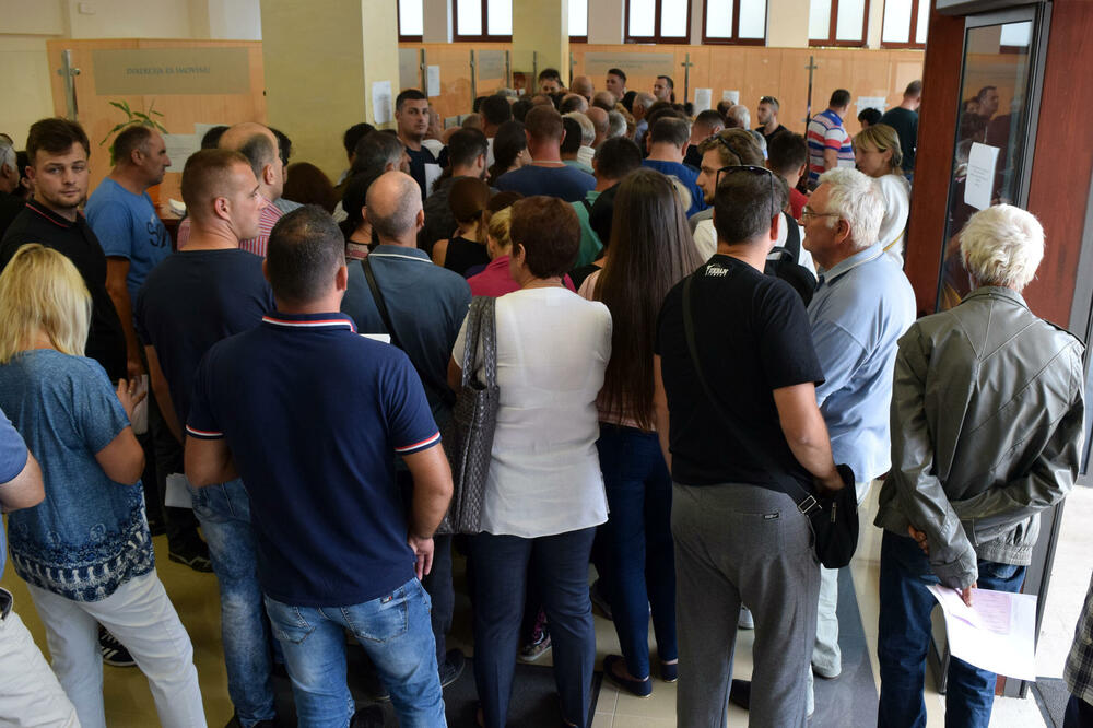 Gužve na šalterima u Podgorici tokom predaje dokumentacije za legalizaciju (arhiva), Foto: Luka Zekovic