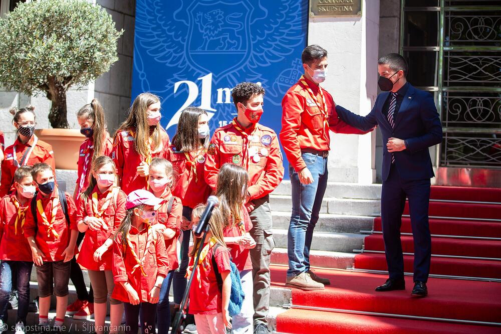 Predsjednik Skupštine sa izviđačima, Foto: Skupština Crne Gore