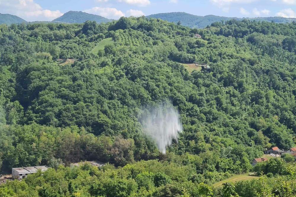 Helikopter Vojske Srbije iznad područja na kome je došlo do eksplozije, Foto: BETAPHOTO