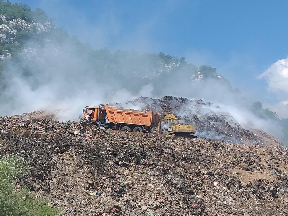 <p>"Ovo se upalilo prošle godine i ne gasi se. Šta oni rade, mi to ne znamo, kojom se vrstom sanacije bave i šta su adekvatno preduzeli, to oni znaju. Mi znamo samo da se &lsquo;davimo&rsquo; u dimu. Dim je veliki, non stop gori, imate osjećaj kao kad je Prvi maj pa zapale gume. Čista je hemija&rdquo;, kazao je Nikčević</p>