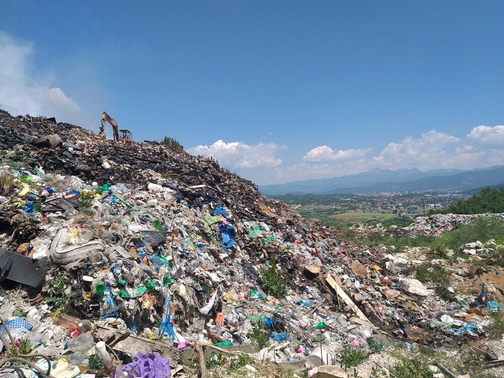 <p>"Ovo se upalilo prošle godine i ne gasi se. Šta oni rade, mi to ne znamo, kojom se vrstom sanacije bave i šta su adekvatno preduzeli, to oni znaju. Mi znamo samo da se &lsquo;davimo&rsquo; u dimu. Dim je veliki, non stop gori, imate osjećaj kao kad je Prvi maj pa zapale gume. Čista je hemija&rdquo;, kazao je Nikčević</p>