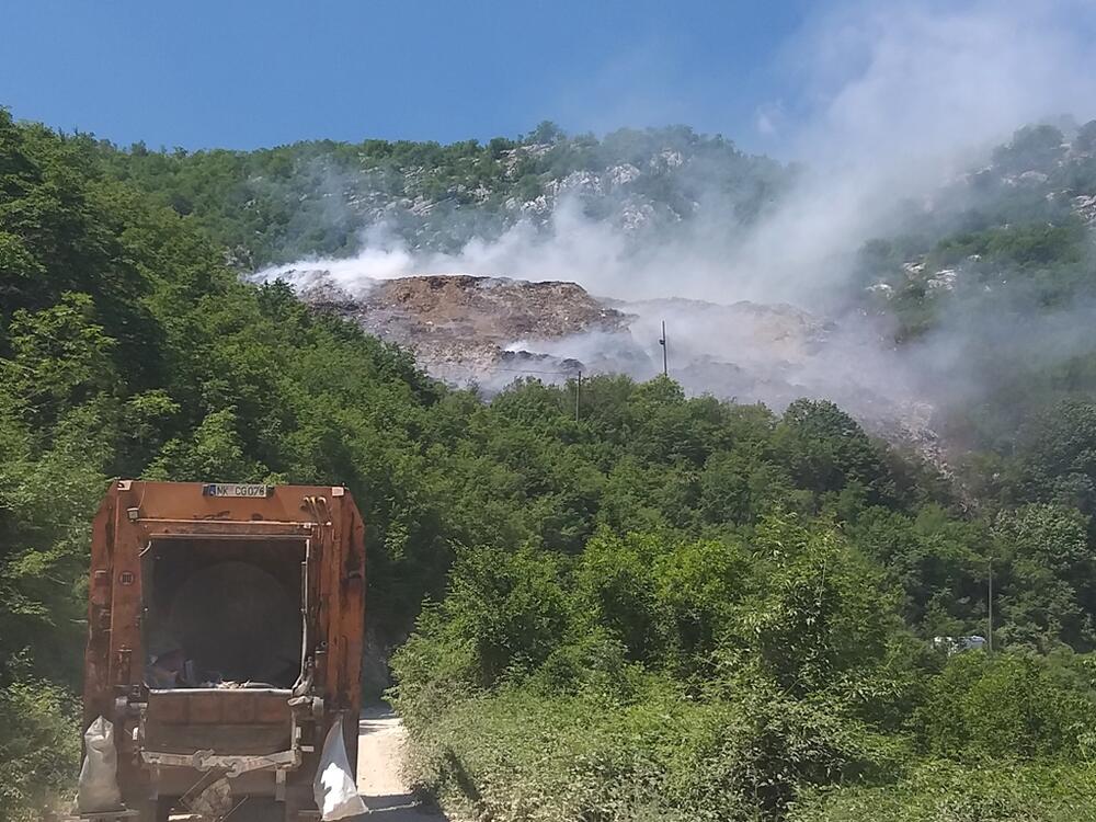 <p>"Ovo se upalilo prošle godine i ne gasi se. Šta oni rade, mi to ne znamo, kojom se vrstom sanacije bave i šta su adekvatno preduzeli, to oni znaju. Mi znamo samo da se &lsquo;davimo&rsquo; u dimu. Dim je veliki, non stop gori, imate osjećaj kao kad je Prvi maj pa zapale gume. Čista je hemija&rdquo;, kazao je Nikčević</p>