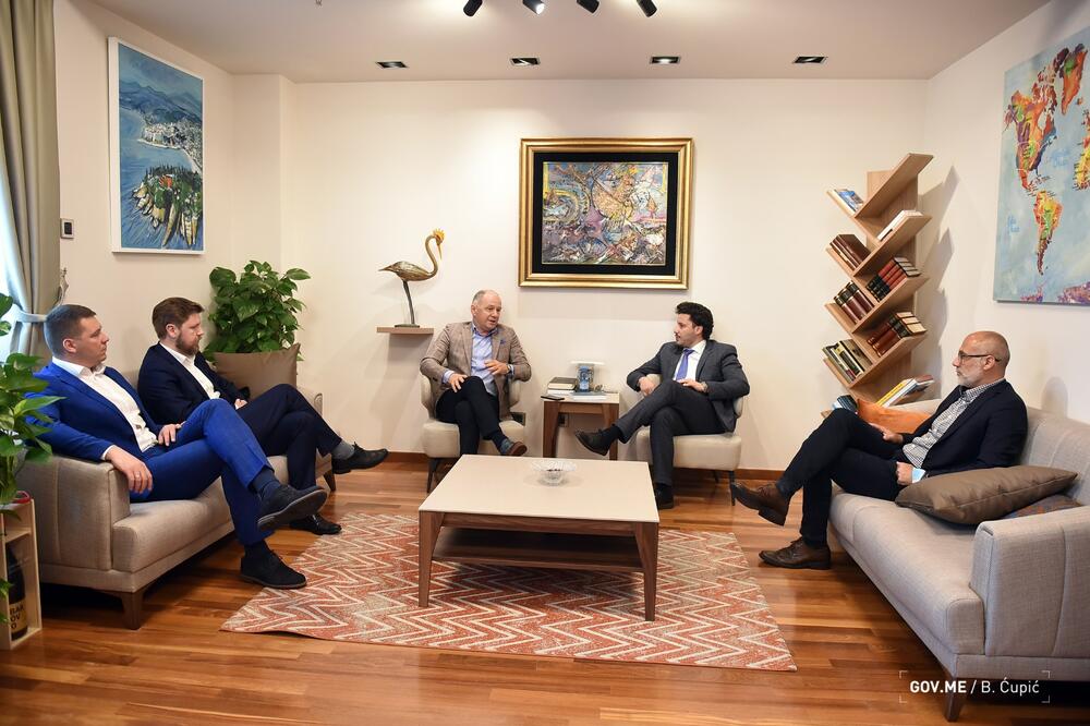 Abazović da predstavnicima AK (arhiv), Foto: Tviter