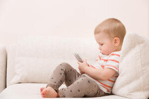 Mobilni umjesto zvečke: Djeca sve kasnije počinju da govore