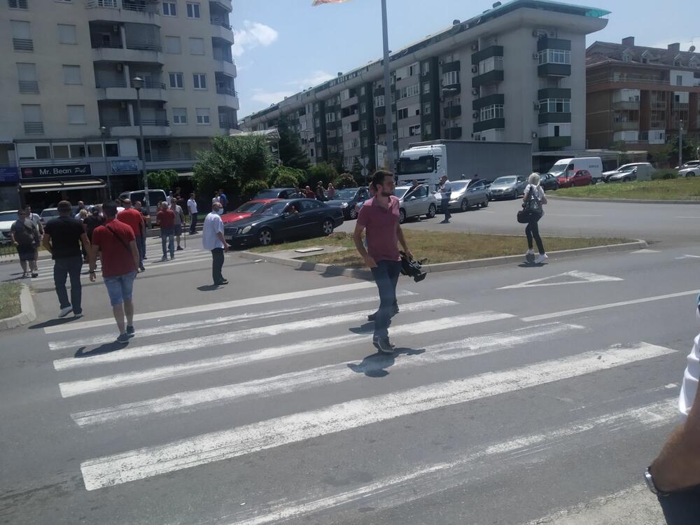 <p>Skup je organizovan u znak protesta zbog prekida izgradnje Bulevara Veljka Vlahovića</p>