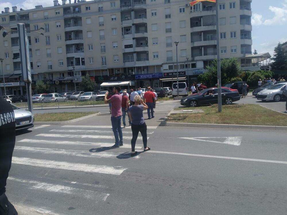 <p>Skup je organizovan u znak protesta zbog prekida izgradnje Bulevara Veljka Vlahovića</p>