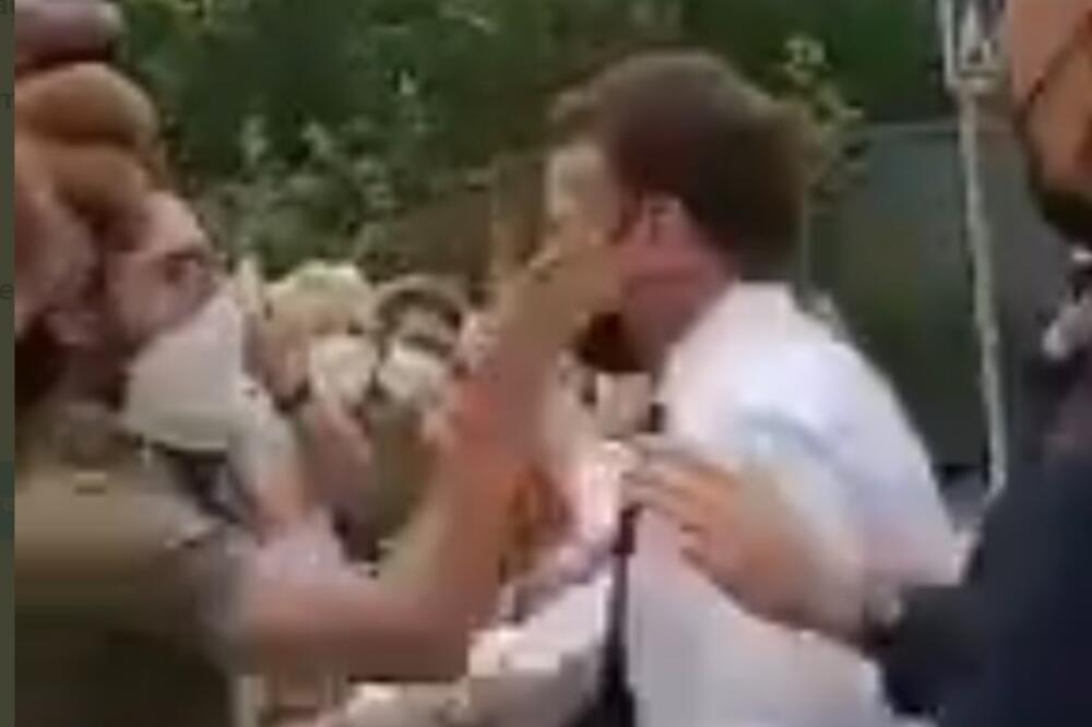 Tarel je udario Makrona dok se francuski predsjednik rukovao sa građanima, Foto: Twitter