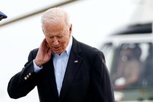 Cikade odložile let novinarima koji prate Bajdenovu posjetu...