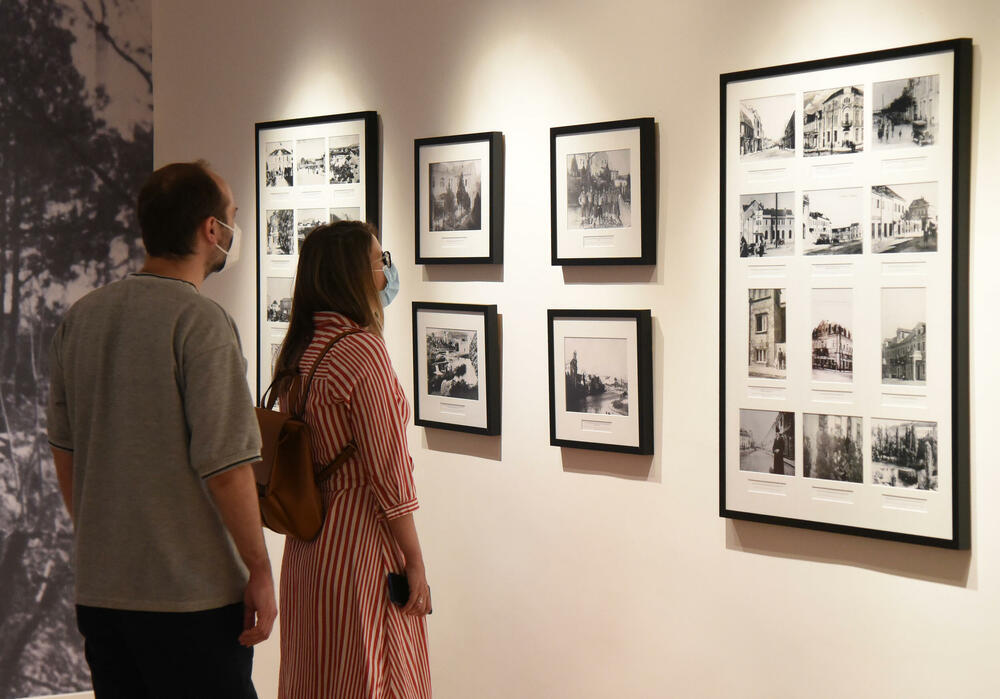 <p>"I možda je nauci čovjek dio svijeta, a stvaraocu je uvjek svijet dio čovjeka, jer se jedino stvaralaštvom može "oživjeti" trenutak iz prošlosti i ukazati na njegovu neprocjenjivu vrijednost za budućnost", kazala je autorka izložbe</p>