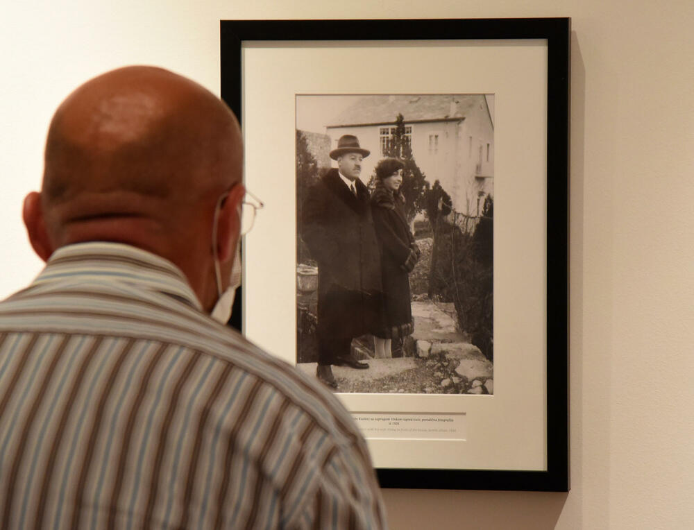 <p>"I možda je nauci čovjek dio svijeta, a stvaraocu je uvjek svijet dio čovjeka, jer se jedino stvaralaštvom može "oživjeti" trenutak iz prošlosti i ukazati na njegovu neprocjenjivu vrijednost za budućnost", kazala je autorka izložbe</p>