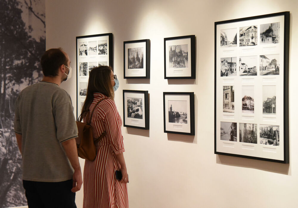 <p>"I možda je nauci čovjek dio svijeta, a stvaraocu je uvjek svijet dio čovjeka, jer se jedino stvaralaštvom može "oživjeti" trenutak iz prošlosti i ukazati na njegovu neprocjenjivu vrijednost za budućnost", kazala je autorka izložbe</p>