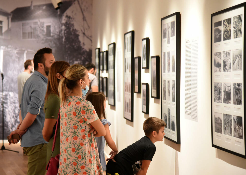 <p>"I možda je nauci čovjek dio svijeta, a stvaraocu je uvjek svijet dio čovjeka, jer se jedino stvaralaštvom može "oživjeti" trenutak iz prošlosti i ukazati na njegovu neprocjenjivu vrijednost za budućnost", kazala je autorka izložbe</p>