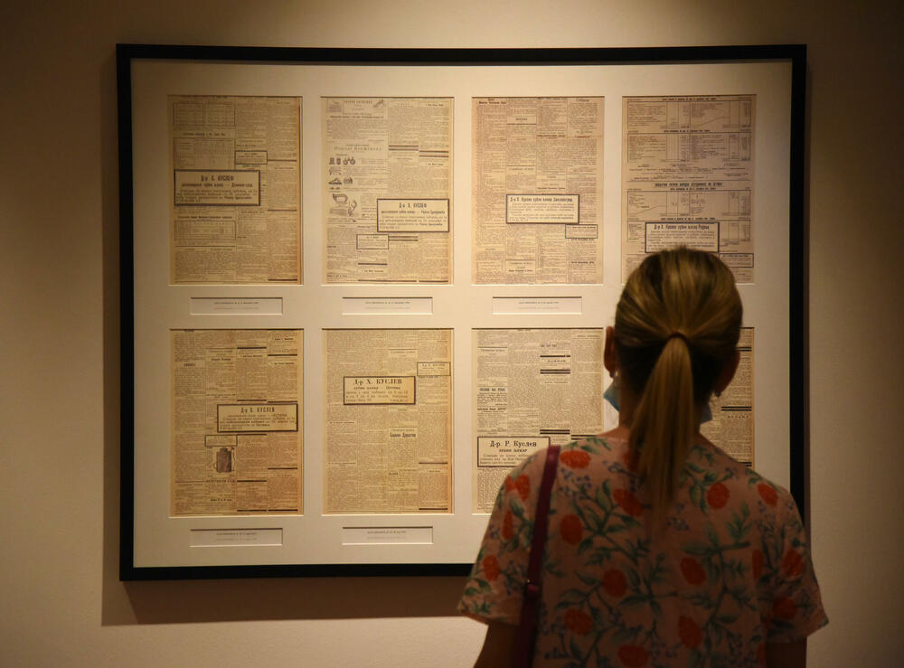 <p>"I možda je nauci čovjek dio svijeta, a stvaraocu je uvjek svijet dio čovjeka, jer se jedino stvaralaštvom može "oživjeti" trenutak iz prošlosti i ukazati na njegovu neprocjenjivu vrijednost za budućnost", kazala je autorka izložbe</p>