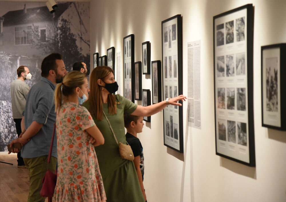 <p>"I možda je nauci čovjek dio svijeta, a stvaraocu je uvjek svijet dio čovjeka, jer se jedino stvaralaštvom može "oživjeti" trenutak iz prošlosti i ukazati na njegovu neprocjenjivu vrijednost za budućnost", kazala je autorka izložbe</p>