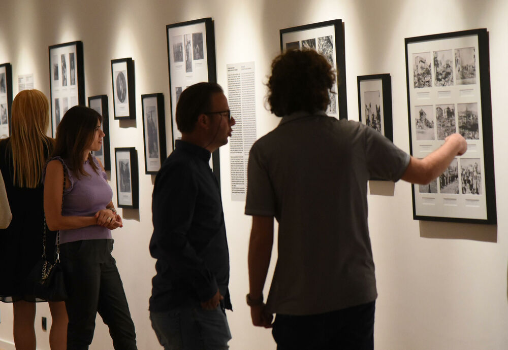 <p>"I možda je nauci čovjek dio svijeta, a stvaraocu je uvjek svijet dio čovjeka, jer se jedino stvaralaštvom može "oživjeti" trenutak iz prošlosti i ukazati na njegovu neprocjenjivu vrijednost za budućnost", kazala je autorka izložbe</p>