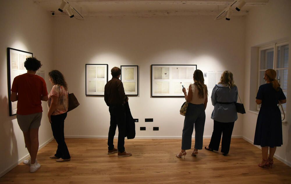 <p>"I možda je nauci čovjek dio svijeta, a stvaraocu je uvjek svijet dio čovjeka, jer se jedino stvaralaštvom može "oživjeti" trenutak iz prošlosti i ukazati na njegovu neprocjenjivu vrijednost za budućnost", kazala je autorka izložbe</p>