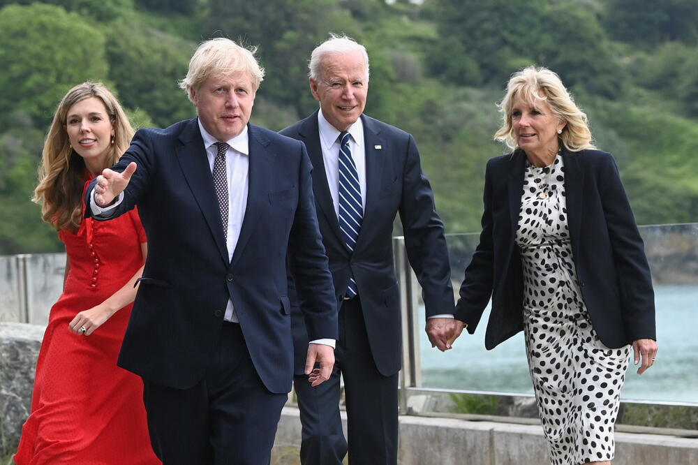 Britanski premijer Boris Džonson sa suprugom Keri i predsjednik SAD Džo Bajden sa suprugom Džil juče u Karbis Bej, Foto: TOBY MELVILLE