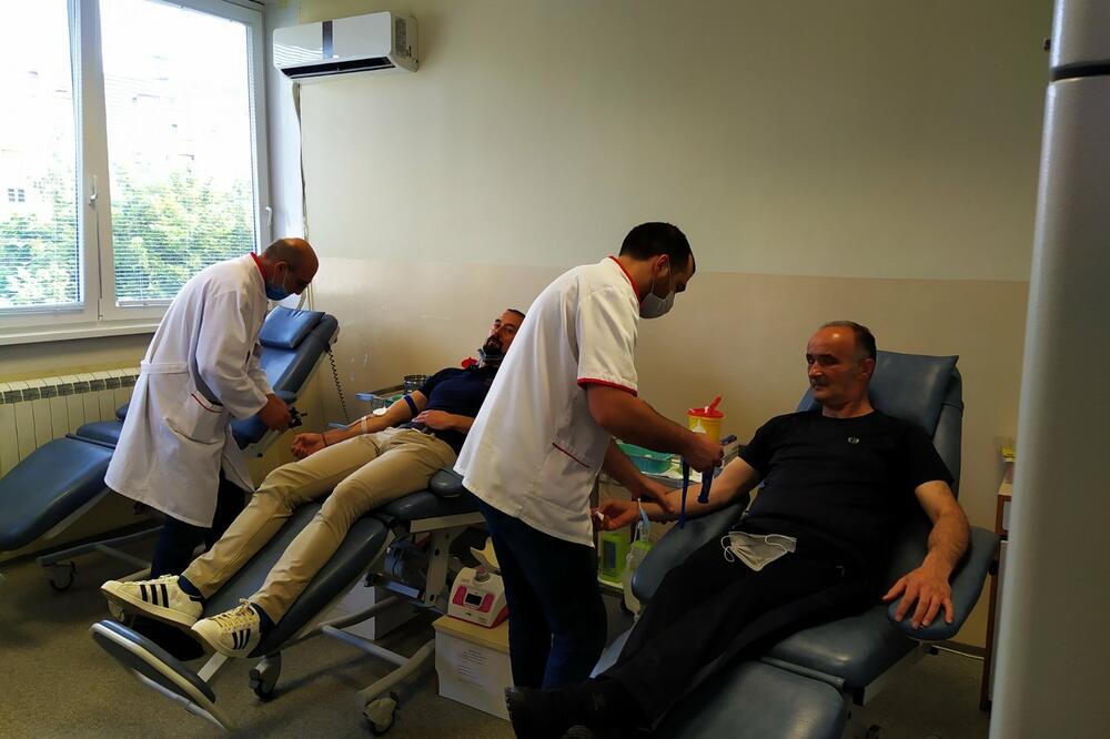 Zaposleni daju krv, Foto: Dnevni centar
