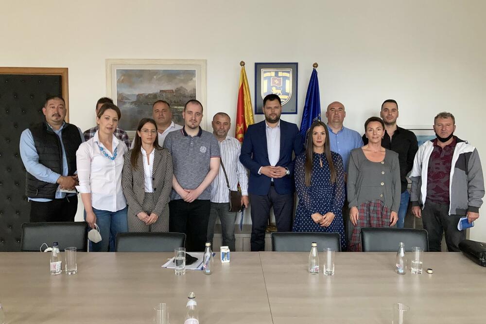 Kovačević sa predstavnicima NVO, Foto: Opština Nikšić