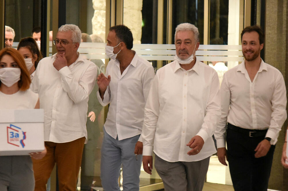 Nekad zajedno, sad razmjenjuju teške riječi: Predaja izborne liste za avgustovske izbore, Foto: Boris Pejović