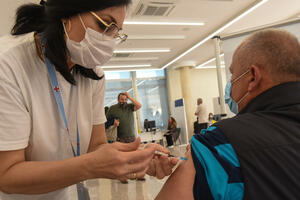 Neželjene reakcije na vakcinu prijavilo 319 osoba