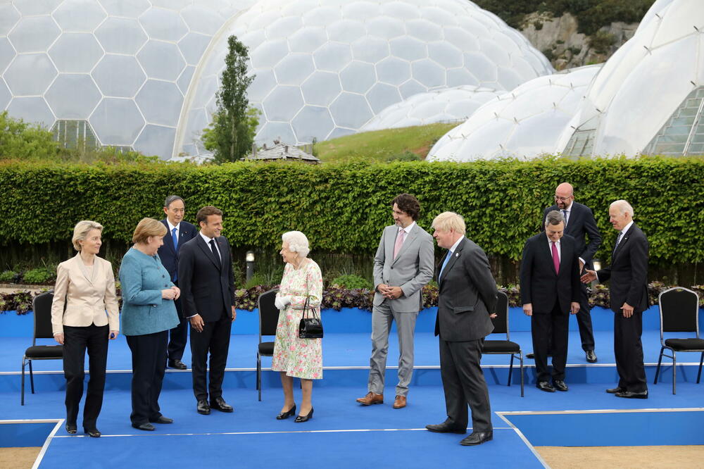 Lideri G7 juče sa britanskom kraljicom Elizabetom i šeficom Evropske komisije Ursulom fon der Lajen na svečanom prijemu nakon samita G7, Foto: Rojters
