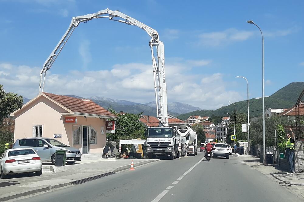 Graditelji u Tivtu često ometaju normalno odvijanje saobraćaja, Foto: Siniša Luković