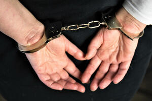 Uhapšene tri osobe: Pljačka kladionice, maloljetnicima oteti...