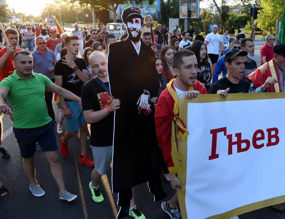 <p>Među građanima koji su šetali bili su funkcioneri Demokratske partije socijalista (DPS) Ivan Vuković, Predrag Bošković, Aleksandar Bogdanović, Aleksandra Vuković, poslanica Socijaldemokratske partije (SDP) Draginja Vuksanović Stanković, kao i lider i poslanik Liberalne partije (LP) Andrija Popović</p>