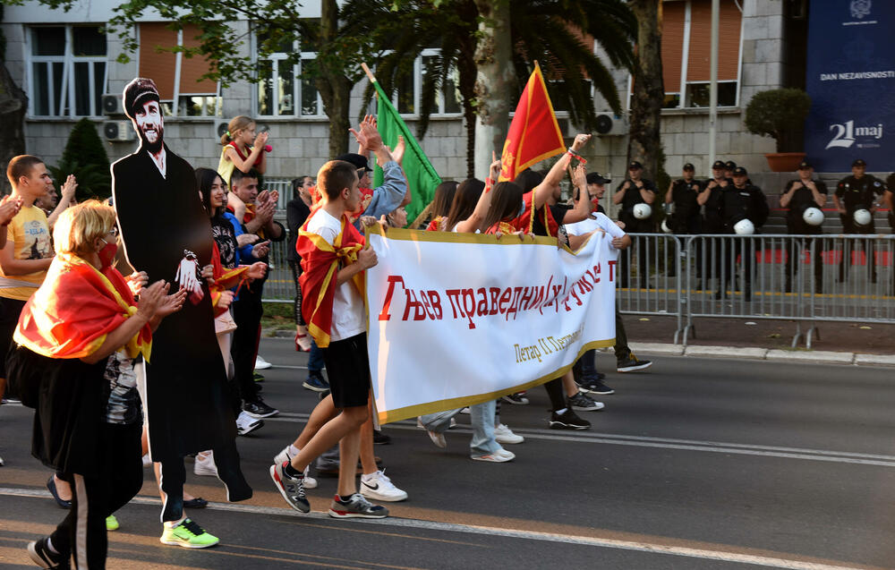 <p>Među građanima koji su šetali bili su funkcioneri Demokratske partije socijalista (DPS) Ivan Vuković, Predrag Bošković, Aleksandar Bogdanović, Aleksandra Vuković, poslanica Socijaldemokratske partije (SDP) Draginja Vuksanović Stanković, kao i lider i poslanik Liberalne partije (LP) Andrija Popović</p>