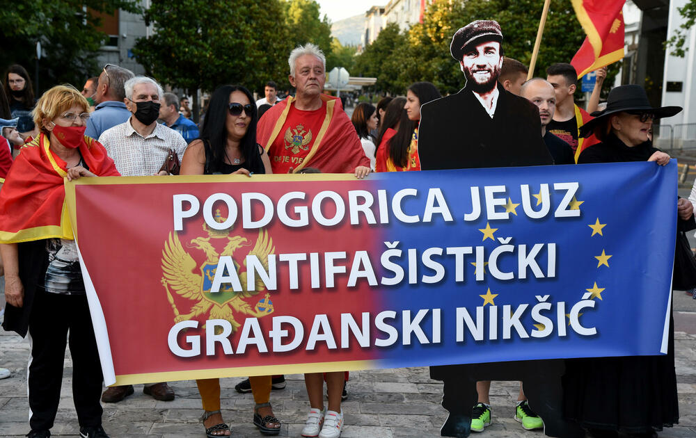 <p>Među građanima koji su šetali bili su funkcioneri Demokratske partije socijalista (DPS) Ivan Vuković, Predrag Bošković, Aleksandar Bogdanović, Aleksandra Vuković, poslanica Socijaldemokratske partije (SDP) Draginja Vuksanović Stanković, kao i lider i poslanik Liberalne partije (LP) Andrija Popović</p>