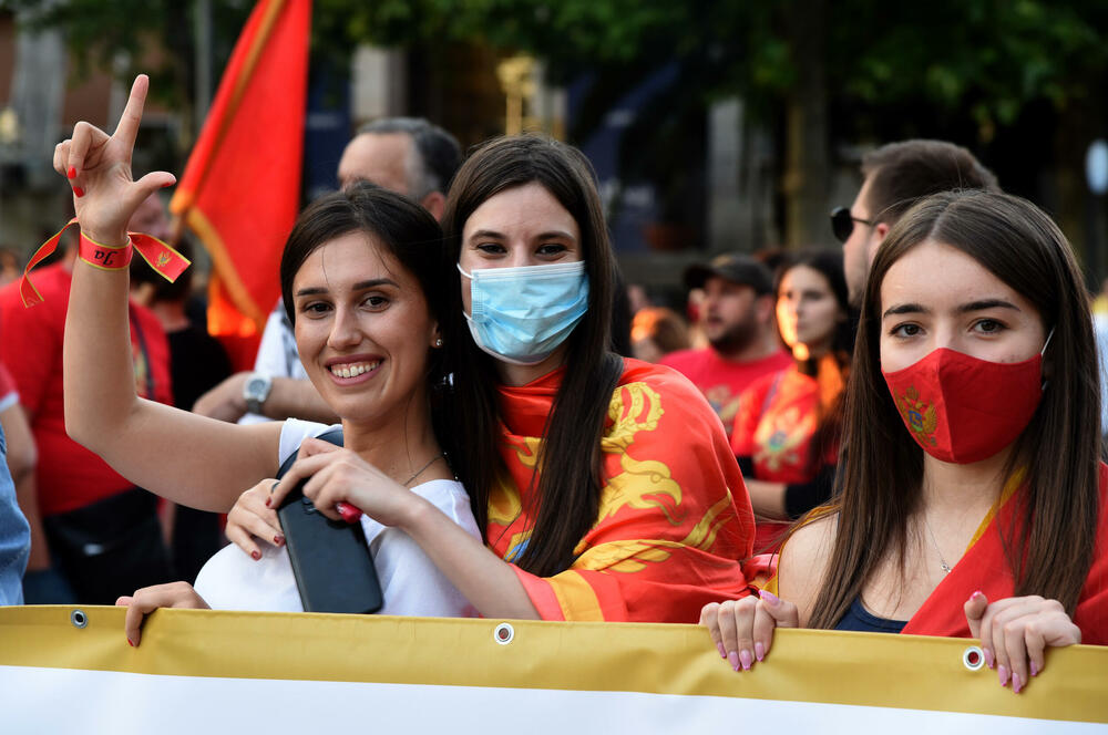 <p>Među građanima koji su šetali bili su funkcioneri Demokratske partije socijalista (DPS) Ivan Vuković, Predrag Bošković, Aleksandar Bogdanović, Aleksandra Vuković, poslanica Socijaldemokratske partije (SDP) Draginja Vuksanović Stanković, kao i lider i poslanik Liberalne partije (LP) Andrija Popović</p>