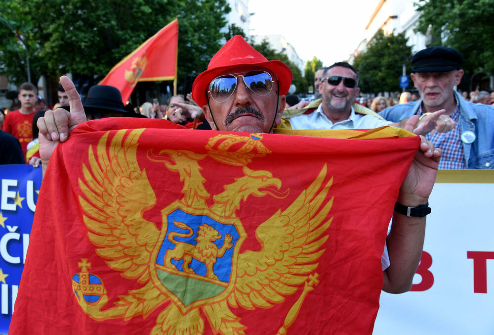 <p>Među građanima koji su šetali bili su funkcioneri Demokratske partije socijalista (DPS) Ivan Vuković, Predrag Bošković, Aleksandar Bogdanović, Aleksandra Vuković, poslanica Socijaldemokratske partije (SDP) Draginja Vuksanović Stanković, kao i lider i poslanik Liberalne partije (LP) Andrija Popović</p>