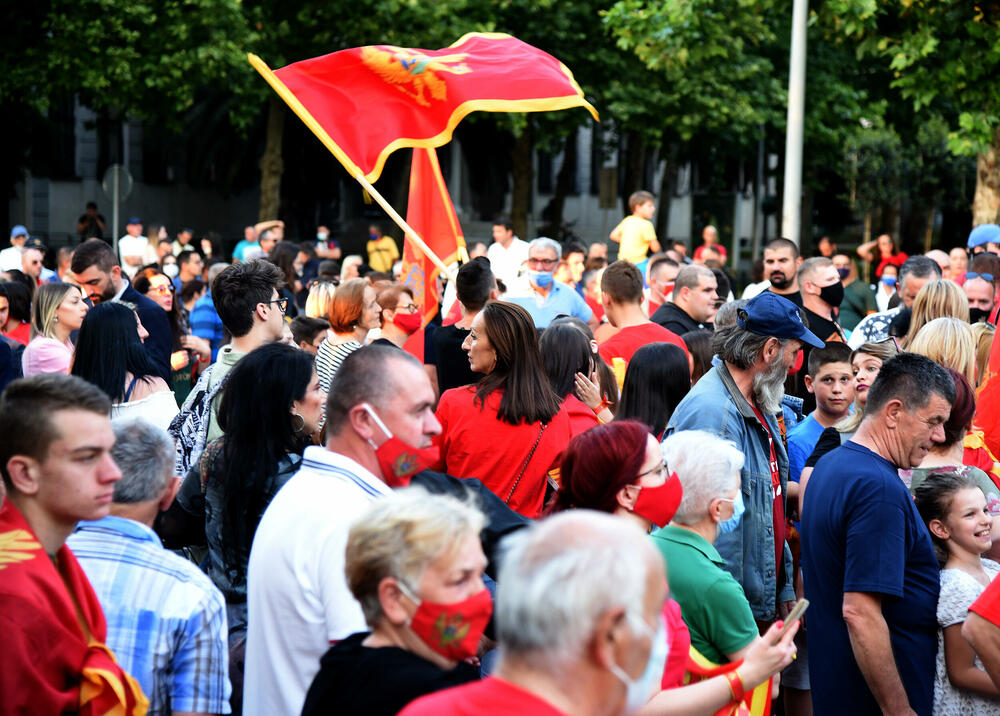 <p>Među građanima koji su šetali bili su funkcioneri Demokratske partije socijalista (DPS) Ivan Vuković, Predrag Bošković, Aleksandar Bogdanović, Aleksandra Vuković, poslanica Socijaldemokratske partije (SDP) Draginja Vuksanović Stanković, kao i lider i poslanik Liberalne partije (LP) Andrija Popović</p>