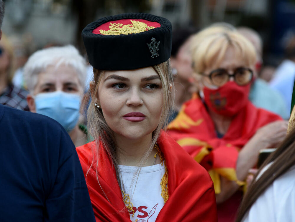 <p>Među građanima koji su šetali bili su funkcioneri Demokratske partije socijalista (DPS) Ivan Vuković, Predrag Bošković, Aleksandar Bogdanović, Aleksandra Vuković, poslanica Socijaldemokratske partije (SDP) Draginja Vuksanović Stanković, kao i lider i poslanik Liberalne partije (LP) Andrija Popović</p>