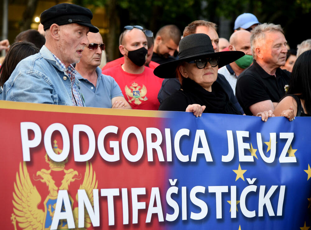 <p>Među građanima koji su šetali bili su funkcioneri Demokratske partije socijalista (DPS) Ivan Vuković, Predrag Bošković, Aleksandar Bogdanović, Aleksandra Vuković, poslanica Socijaldemokratske partije (SDP) Draginja Vuksanović Stanković, kao i lider i poslanik Liberalne partije (LP) Andrija Popović</p>