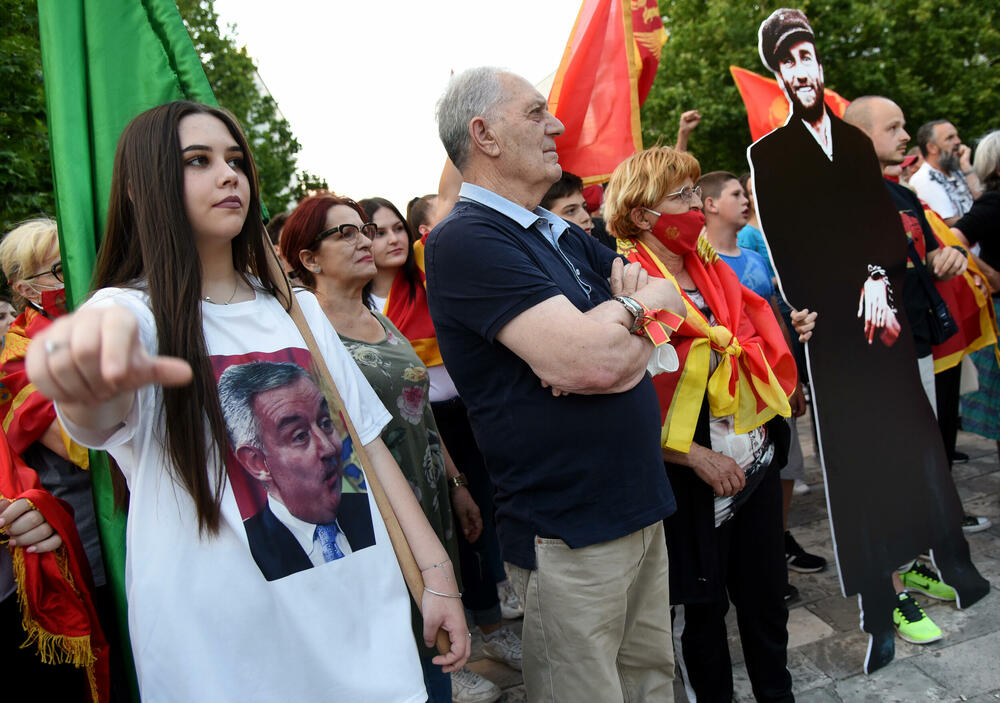 <p>Među građanima koji su šetali bili su funkcioneri Demokratske partije socijalista (DPS) Ivan Vuković, Predrag Bošković, Aleksandar Bogdanović, Aleksandra Vuković, poslanica Socijaldemokratske partije (SDP) Draginja Vuksanović Stanković, kao i lider i poslanik Liberalne partije (LP) Andrija Popović</p>