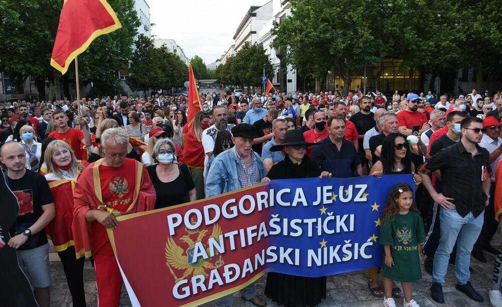 <p>Među građanima koji su šetali bili su funkcioneri Demokratske partije socijalista (DPS) Ivan Vuković, Predrag Bošković, Aleksandar Bogdanović, Aleksandra Vuković, poslanica Socijaldemokratske partije (SDP) Draginja Vuksanović Stanković, kao i lider i poslanik Liberalne partije (LP) Andrija Popović</p>