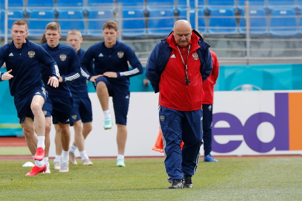 Ruski fudbaleri i selektor Čerčesov na treningu, Foto: REUTERS