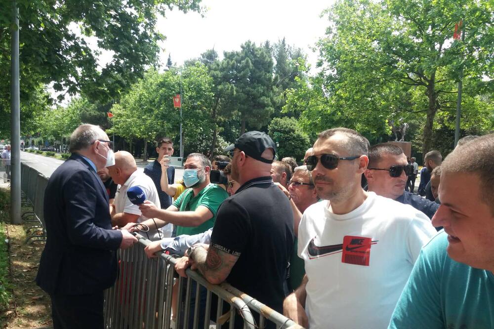 Radulović pozdravlja građane koji daju podršku Leposaviću., Foto: Željka Vučinić