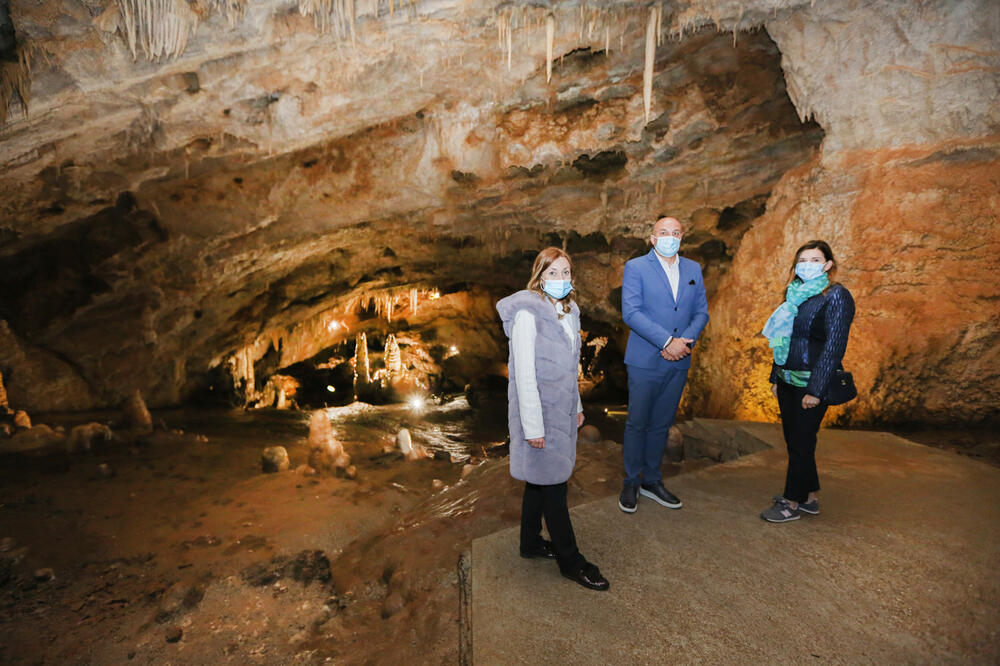 Popa tokom obilaska Lipske pećine, Foto: euic.me