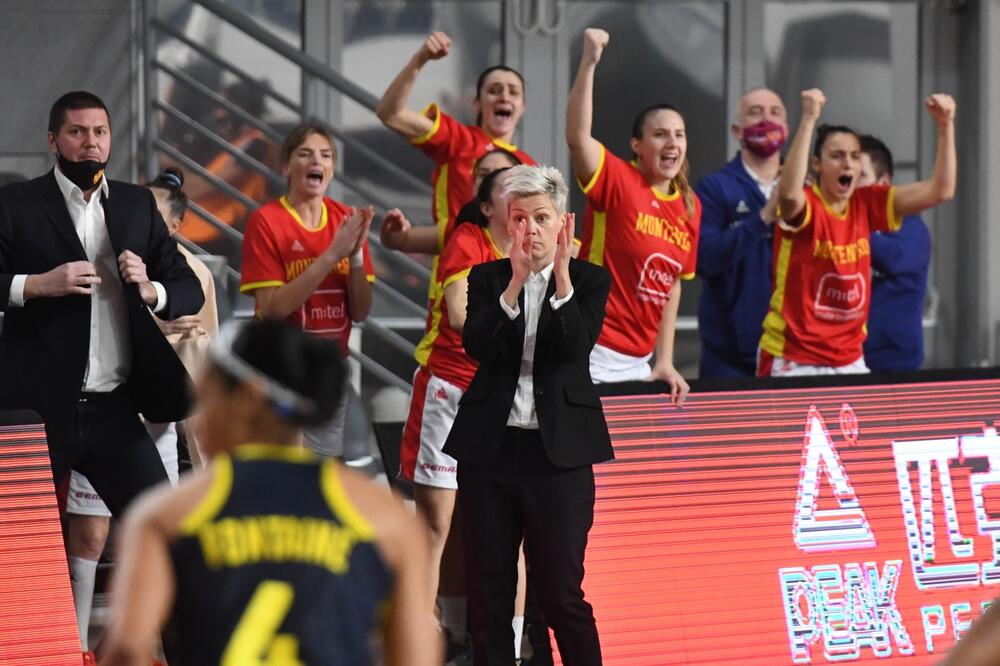 Prvi i najvažniji meč protiv Grčke: Jelena Škerović sa svojim izabranicama, Foto: Savo Prelević