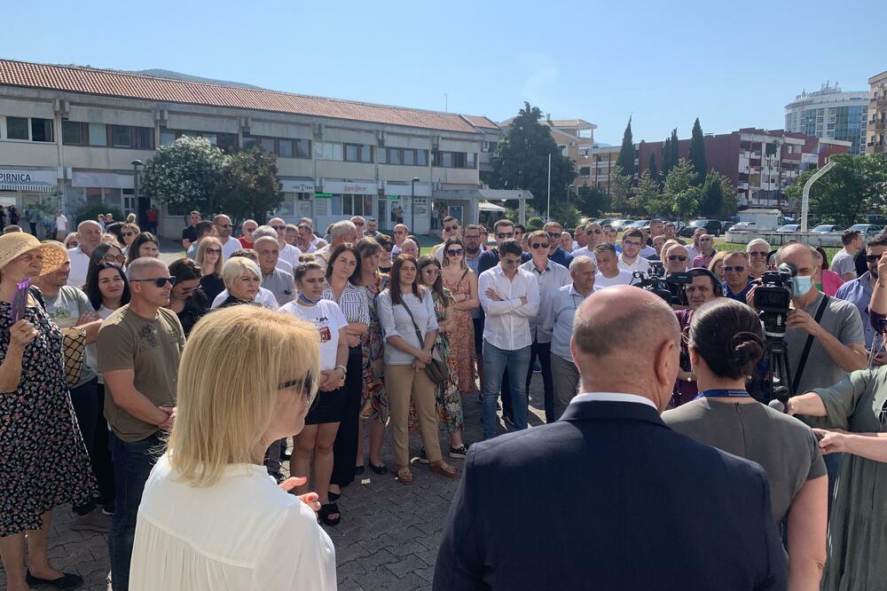 Danas ispred Opštine Budva, Foto: Vuk Lajović