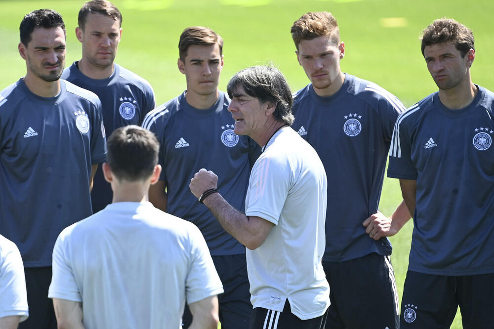Joakim Lev sa fudbalerima juče na treningu Njemačke, Foto: Federico Gambarini
