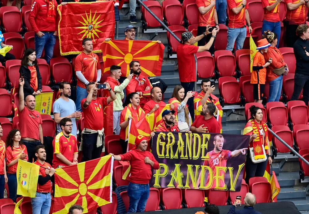 Navijači Sjeverne Makedonije na utakmici sa Holandijom