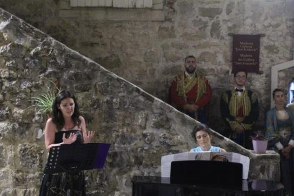 Emilija Minić i Milica Radoman na večeri u BudvI, Foto: NVO Feral