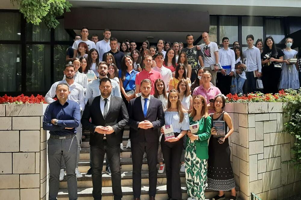 Kovačević i Vuković sa dobitnicima "Luče", Foto: Svetlana Mandić