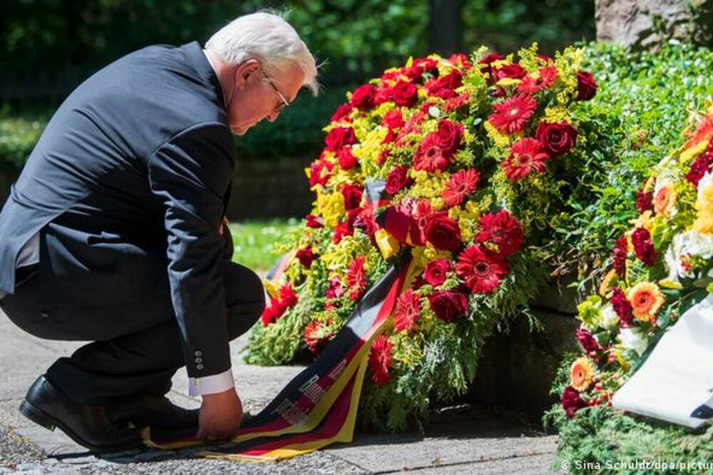 Štajnmajer polaže vijenac na groblju sovjetskih ratnih zarobljenika stradalih u logoru Zandboset, Foto: DW/DPA