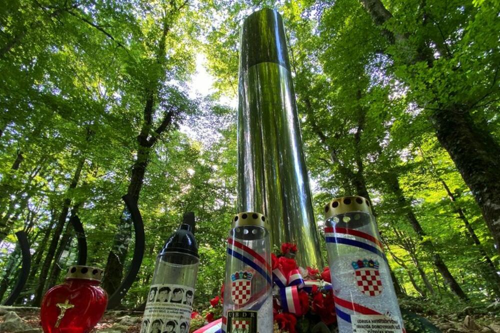 Na Plitvičkim jezerima nalazi se spomenik policajcu Josipu Joviću koji se smatra prvom hrvatskom žrtvom ratnih sukoba 1991. godine, Foto: BBC