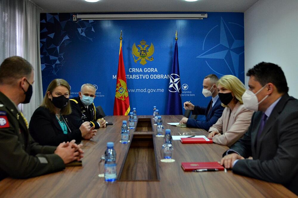 Injac se sastala sa Rajzing Rajnke i vojnim atašeima, Foto: Ministarstvo odbrane